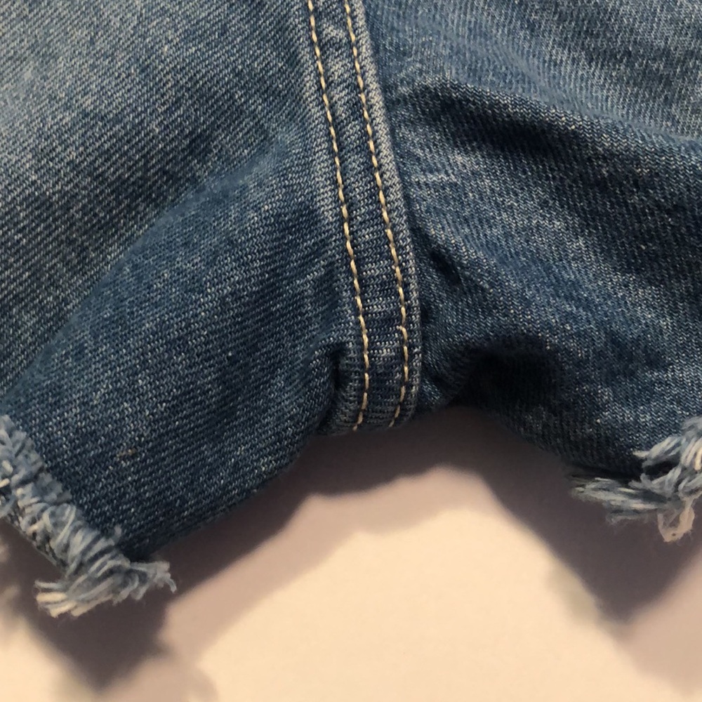 Woman’s distressed hi-rise shorts - Picture 9 of 9